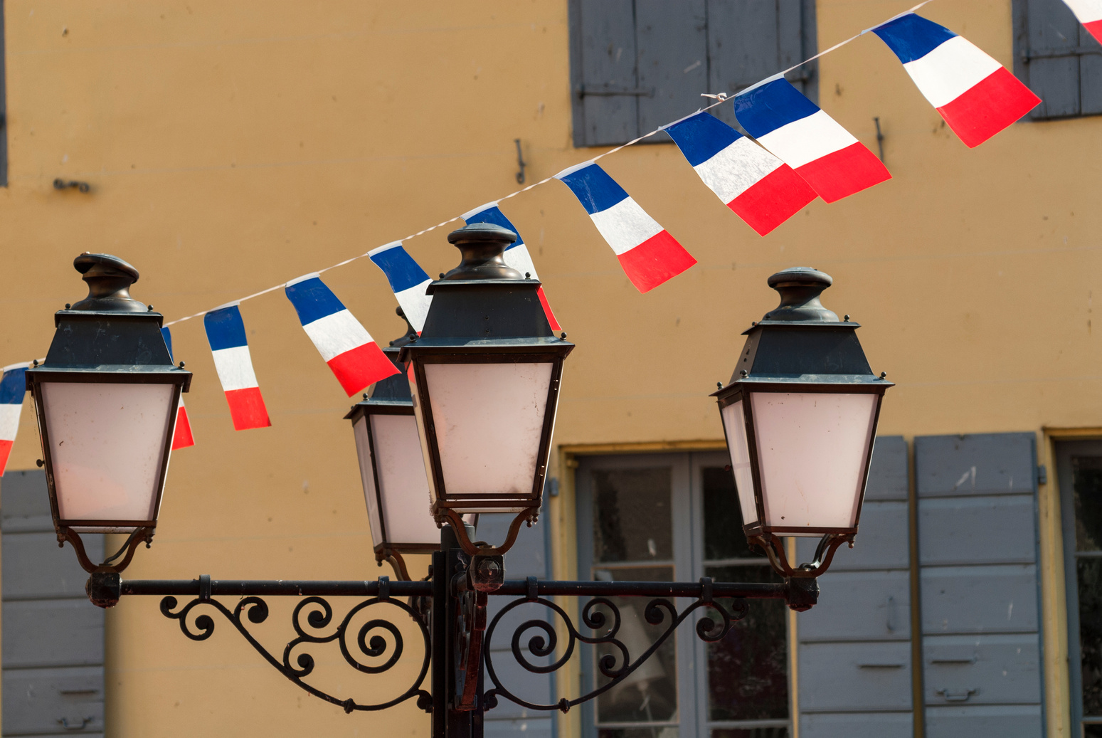 guirlande de drapeaux français et lampadaire sur une place dans une ville française