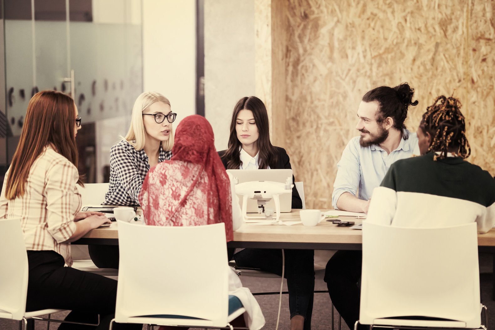 Femmes et hommes en réunion dans une entreprise